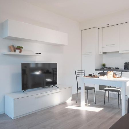By The Lake Apartments - Smart Desenzano del Garda Luaran gambar