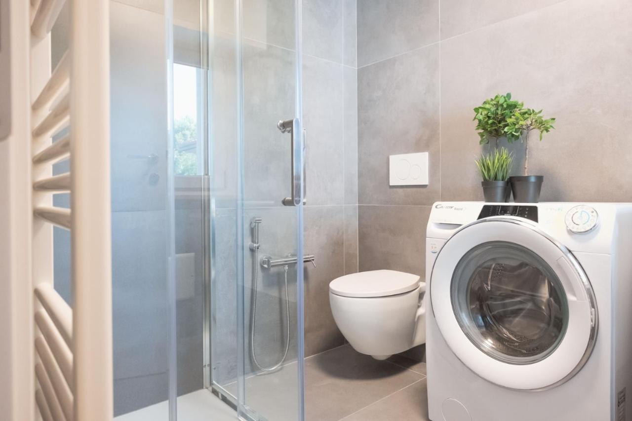 By The Lake Apartments - Smart Desenzano del Garda Luaran gambar
