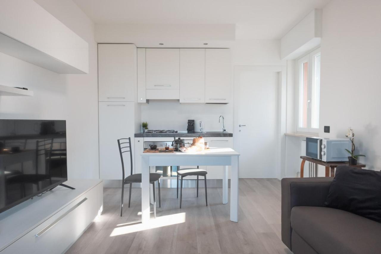By The Lake Apartments - Smart Desenzano del Garda Luaran gambar