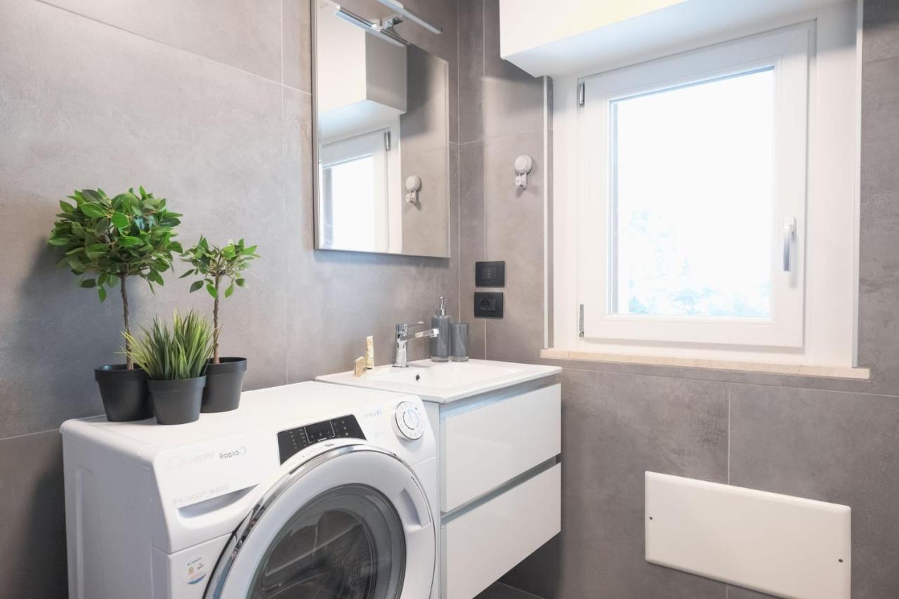 By The Lake Apartments - Smart Desenzano del Garda Luaran gambar