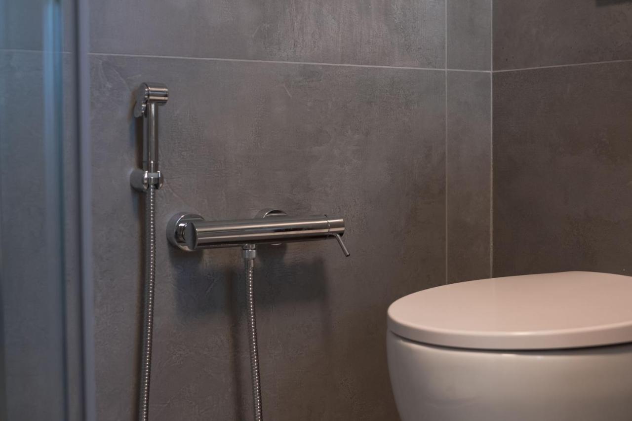 By The Lake Apartments - Smart Desenzano del Garda Luaran gambar