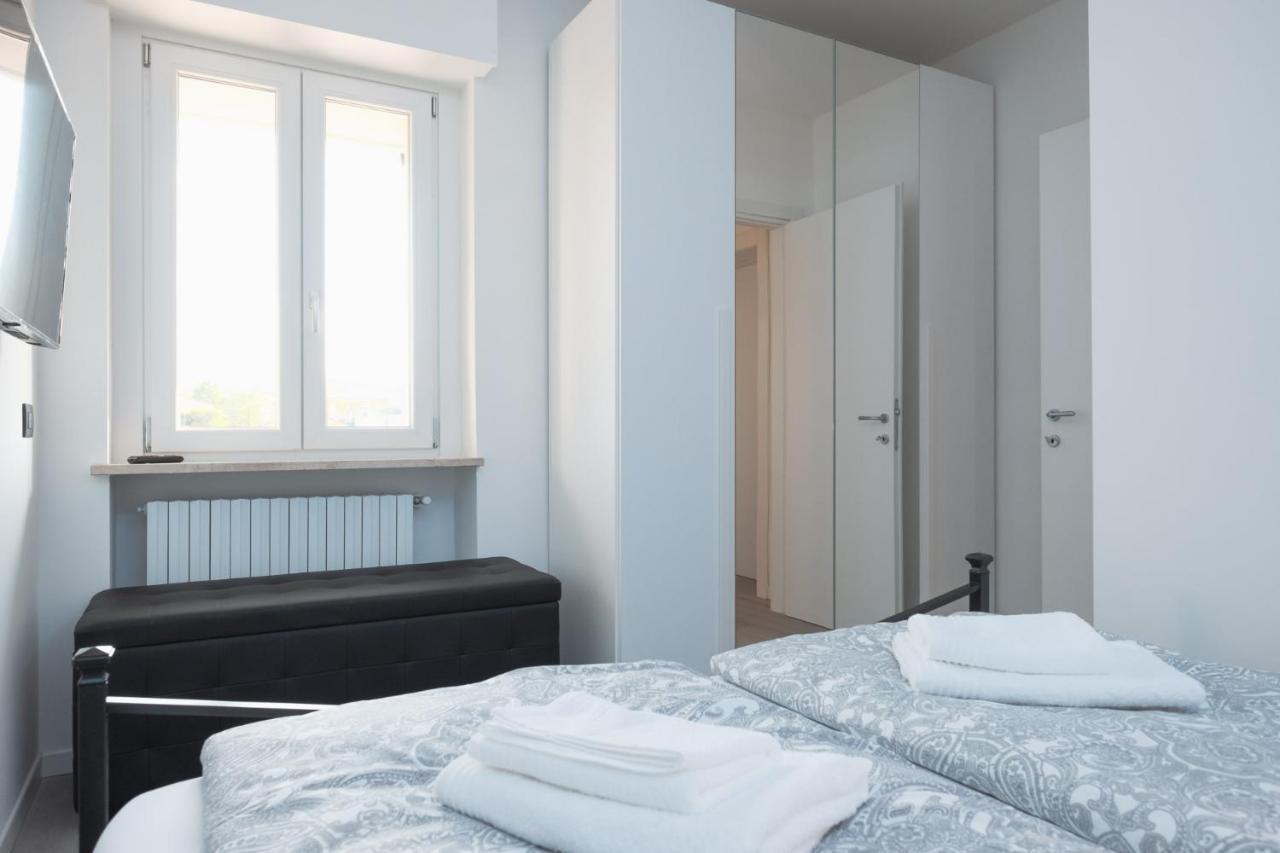 By The Lake Apartments - Smart Desenzano del Garda Luaran gambar