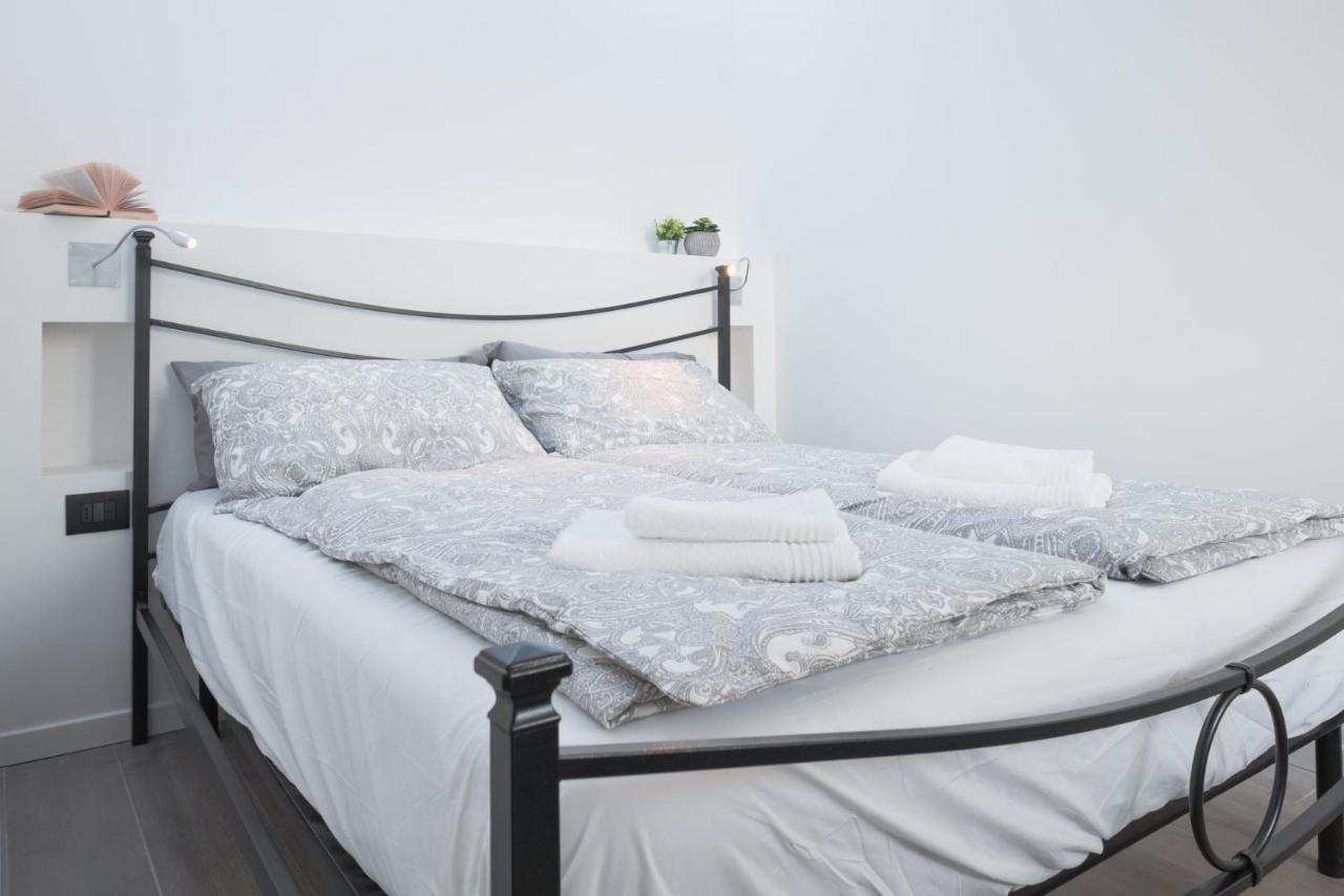 By The Lake Apartments - Smart Desenzano del Garda Luaran gambar