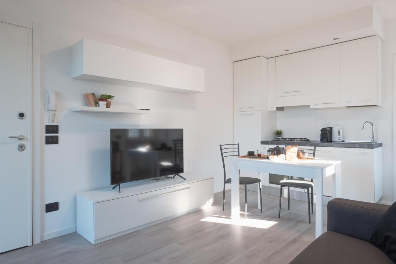 By The Lake Apartments - Smart Desenzano del Garda Luaran gambar